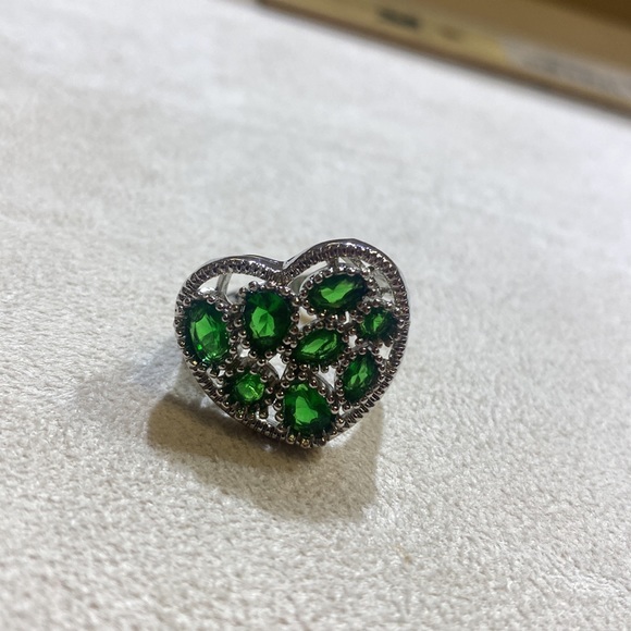 Sterling silver heart shaped ring with green gemstones. Size 9 - Picture 5 of 5